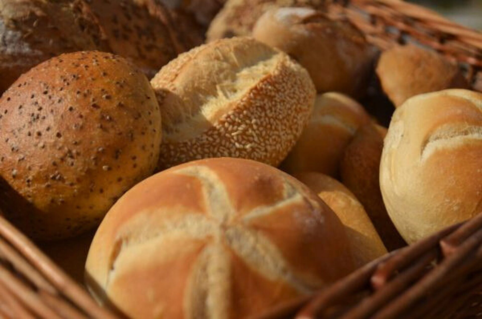 Brötchenkorb mit verschiedenen Sorten