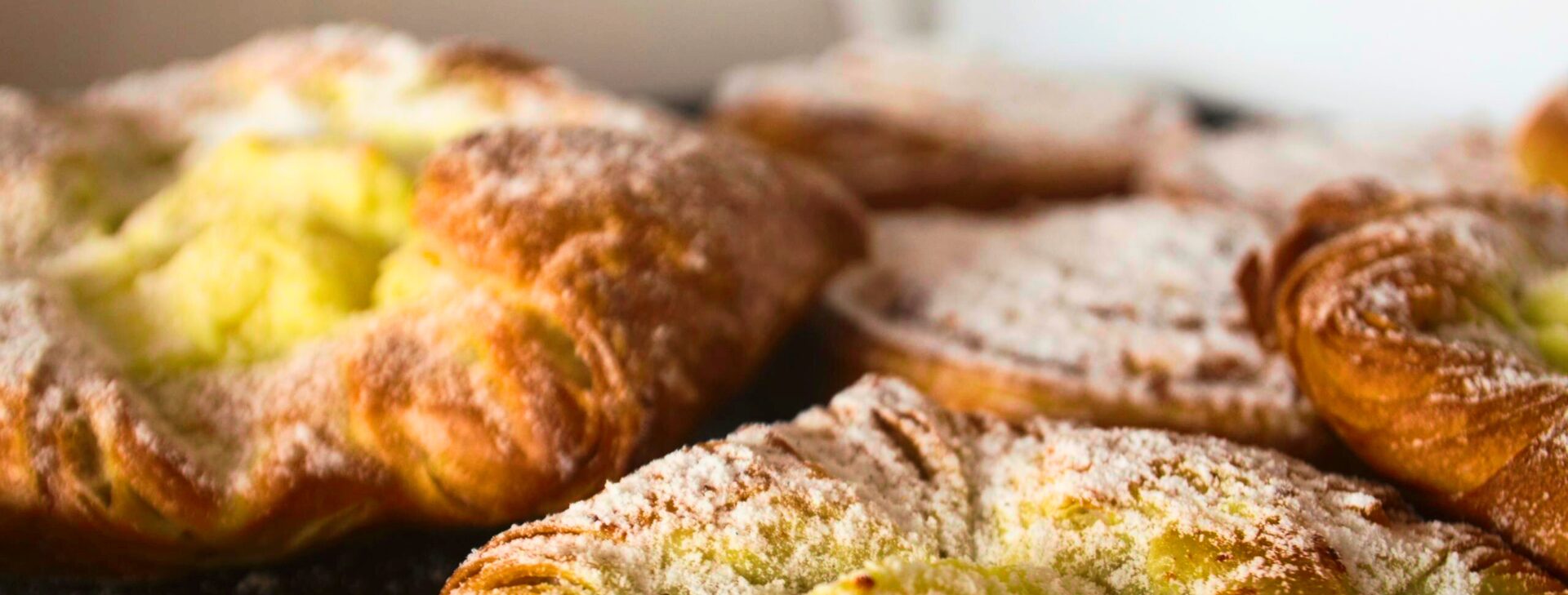 Feingebäck mit Puderzucker