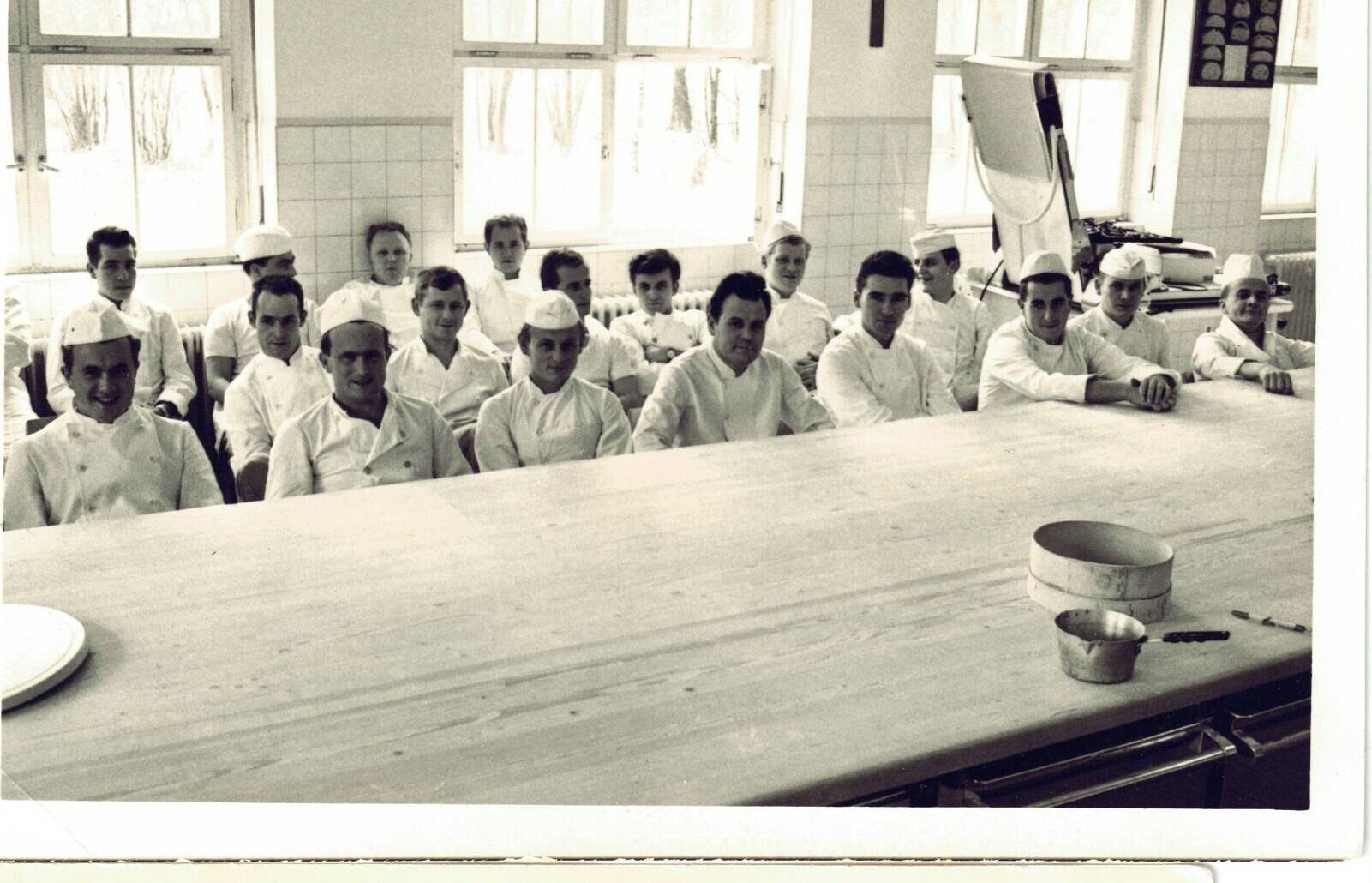 Junge Bäcker an einer langen Werkbank, 1950er-Jahre