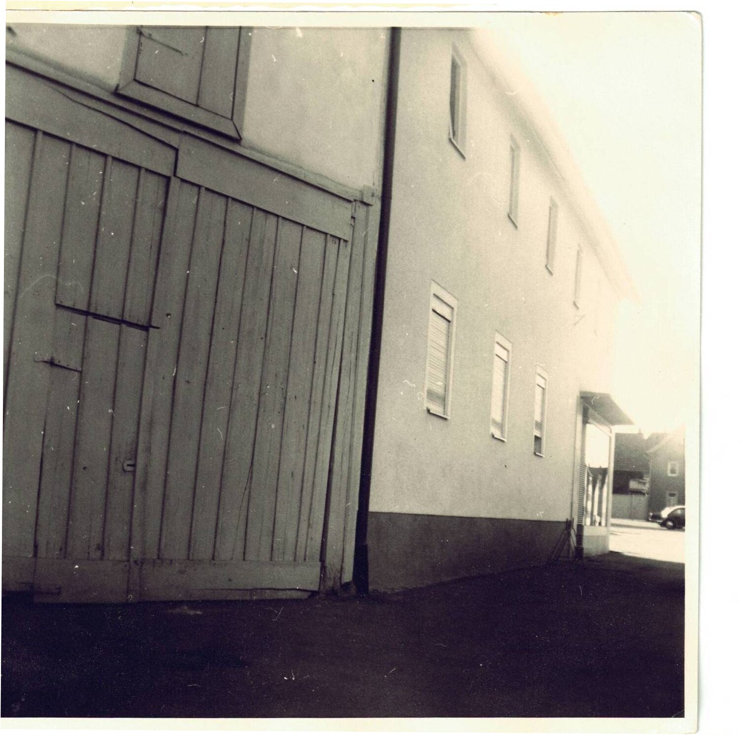 Historische Hofansicht der Bäckerei Wehner mit Holztor