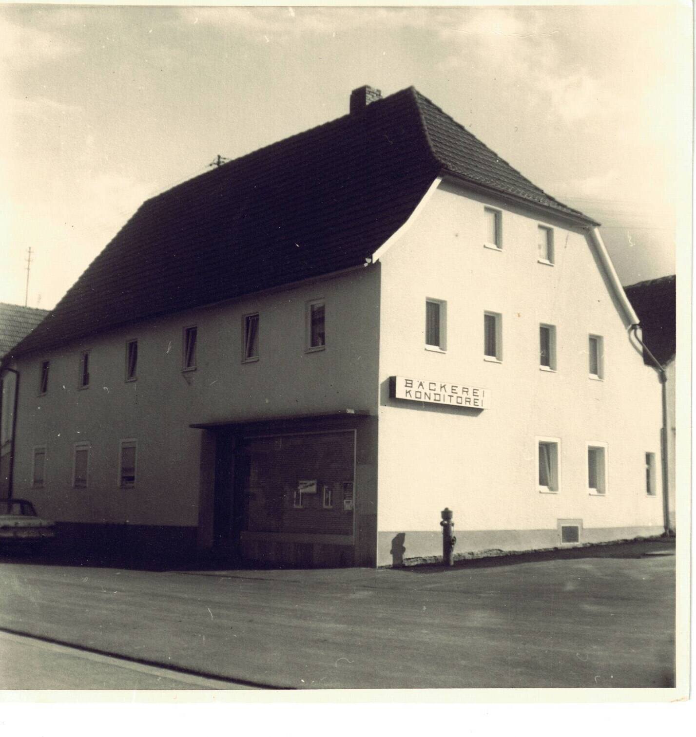 Historische Aufnahme der Bäckerei Wehner in Geldersheim mit dem Schild Bäckerei Konditorei