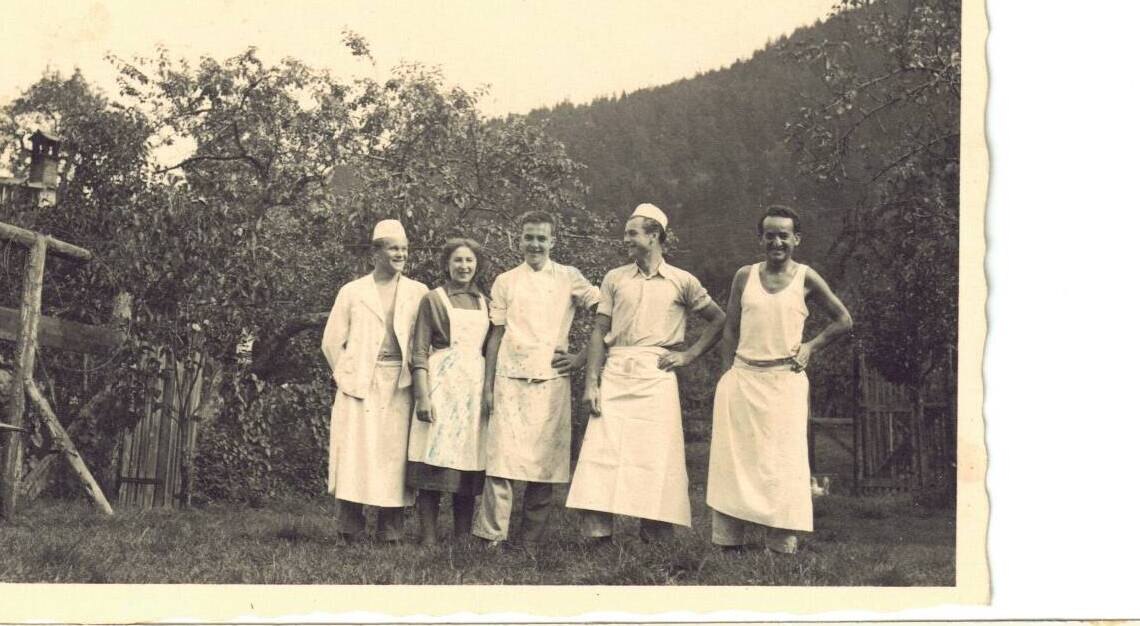 Bäckerkollegen in Arbeitskleidung im Freien, 1950er-Jahre